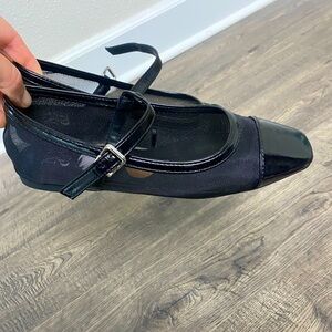 Woman’s Mary Jane flats mesh